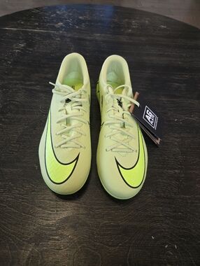 Nike Air Zoom Mecurial Vapor 16 Academy Soccer Cleats. M 7.5 or W 9